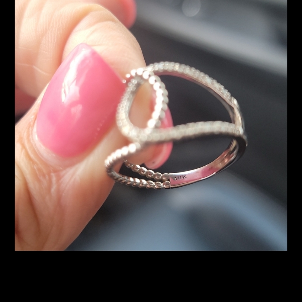 10 K WHITE GOLD W DIAMONDS RING. - Picture 2 of 6